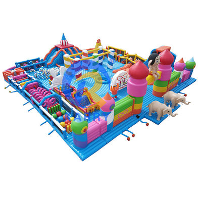 Включается надувный барьерный курс Fun City с лестницей и горки