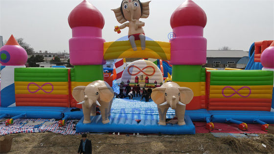Включается надувный барьерный курс Fun City с лестницей и горки