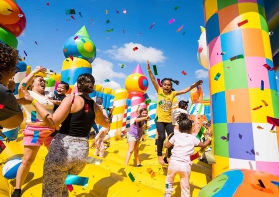 Включается надувный барьерный курс Fun City с лестницей и горки