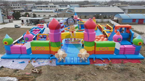 Включается надувный барьерный курс Fun City с лестницей и горки
