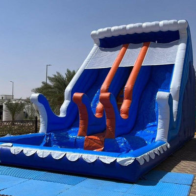 Надувное оборудование для аквапарка с большим бассейном и двумя широкими горками