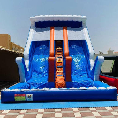 Надувное оборудование для аквапарка с большим бассейном и двумя широкими горками