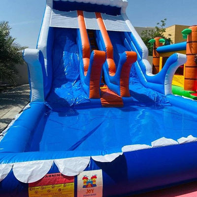 Надувное оборудование для аквапарка с большим бассейном и двумя широкими горками