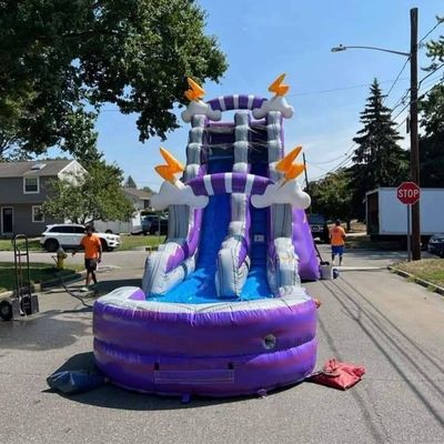 Летний надувной аквапарк с бассейном и фиолетовой водной горки