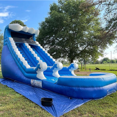 Летний надувный аквапарк с голубыми водяными горками
