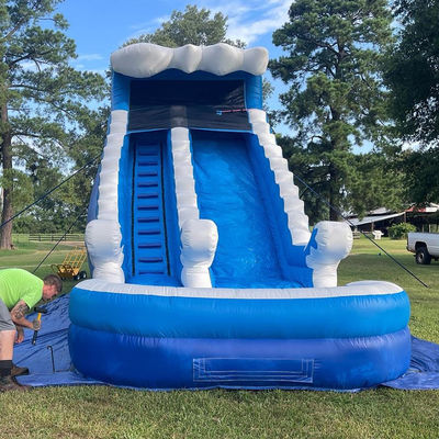 Летний надувный аквапарк с голубыми водяными горками